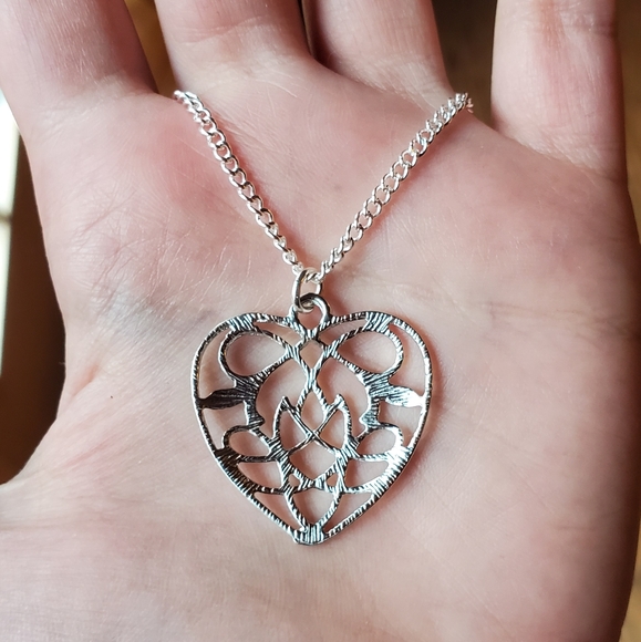 NWOT Silver Celtic Knot Heart Necklace - Picture 9 of 9